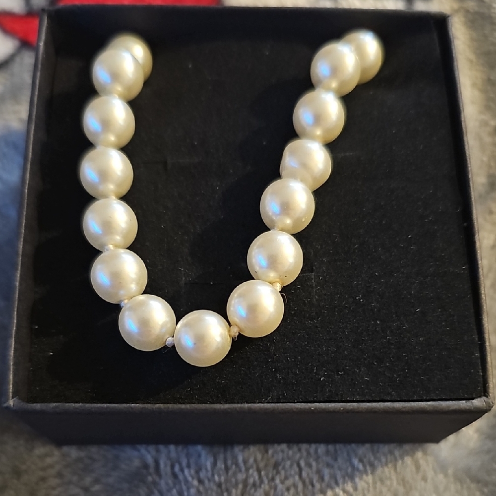 Elegant Cream Pearl Necklace